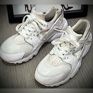 Nike Youth Huarache Sneakers in White & Cream Champagne colors Women’s size 8.5